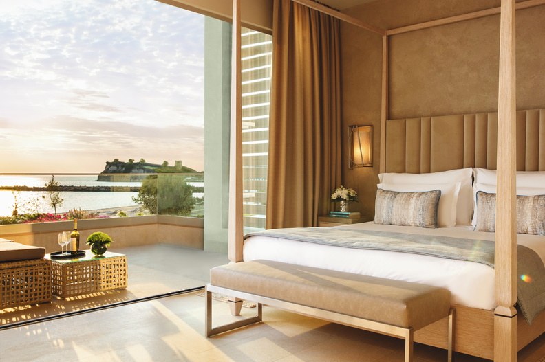Innenansicht des Schlafbereichs der One Bedroom Suite mit Balkon und Blick auf das Meer
